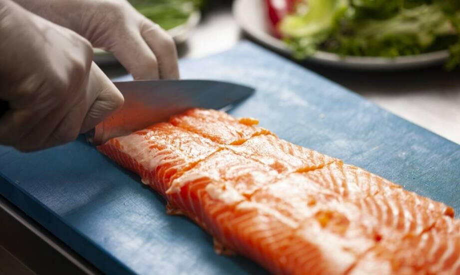 Jakie zalety niesie ze sobą cięcie glazurowanych bloków rybnych?