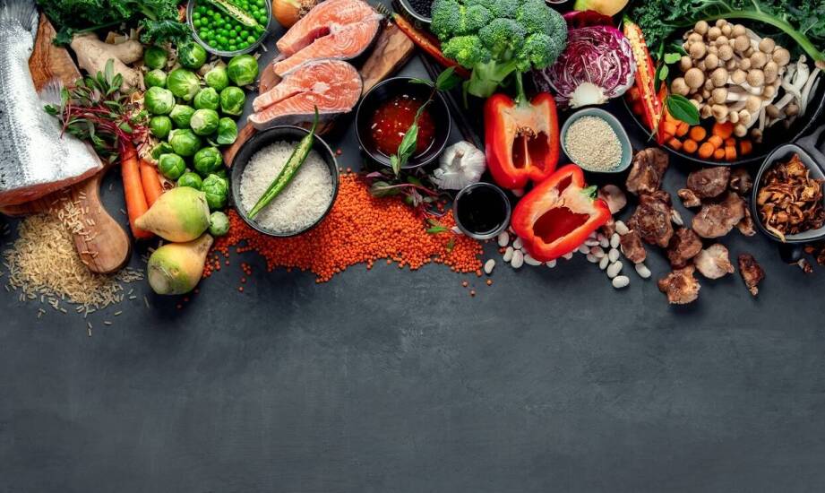 Jak dostosować porcje surowego mięsa do zapotrzebowania energetycznego zwierzęcia?