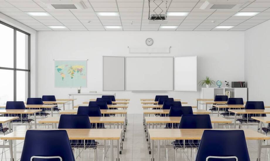 Jakie są wyzwania związane z wyborem odpowiednich tablic dla placówek edukacyjnych?