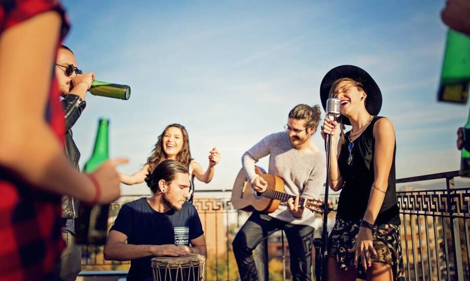 Wieczory z muzyką na żywo – jak wzbogacają doświadczenie kulinarne