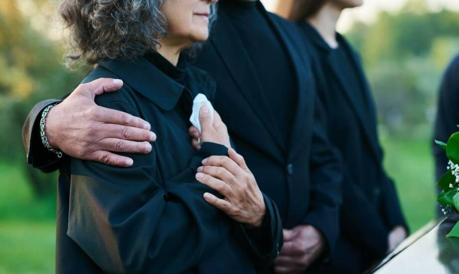 Jakie usługi obejmuje organizacja transportu zmarłych na terenie kraju i za granicą?