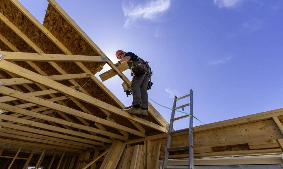 Porównanie chwytaków mechanicznych i próżniowych do płyt warstwowych