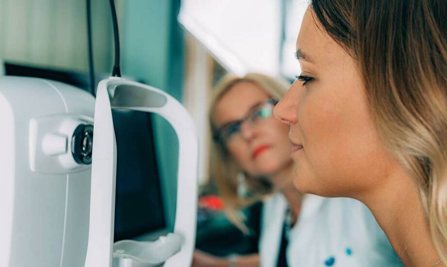 Badanie OCT w optyce – jak wpływa na dobór soczewek korekcyjnych?