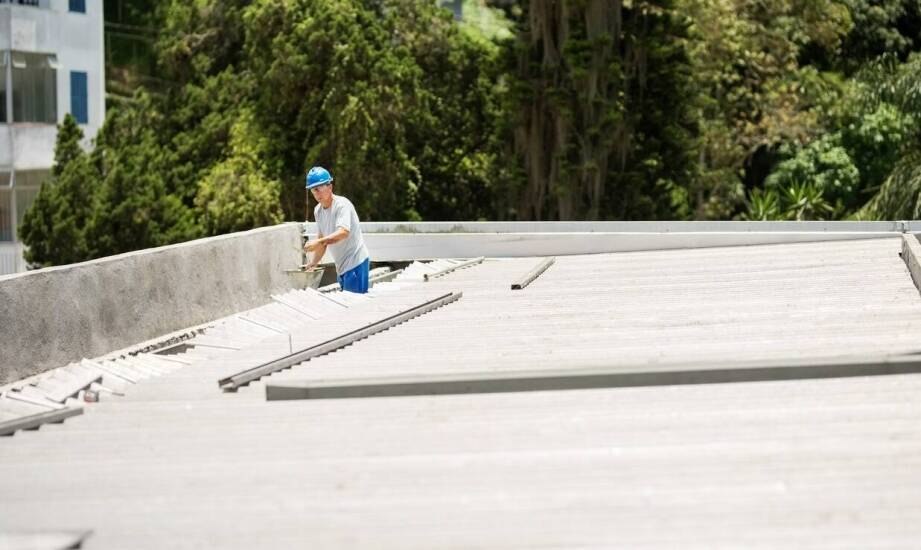 Ocieplanie dachów pianką PUR – jakie są najważniejsze aspekty tego procesu?