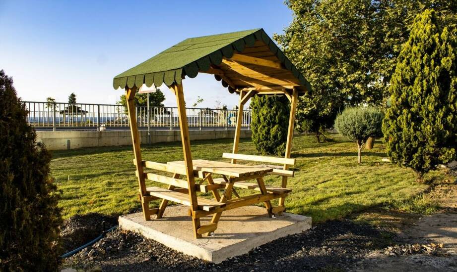 Ławki piknikowe w parkach – jakie modele są najpopularniejsze?