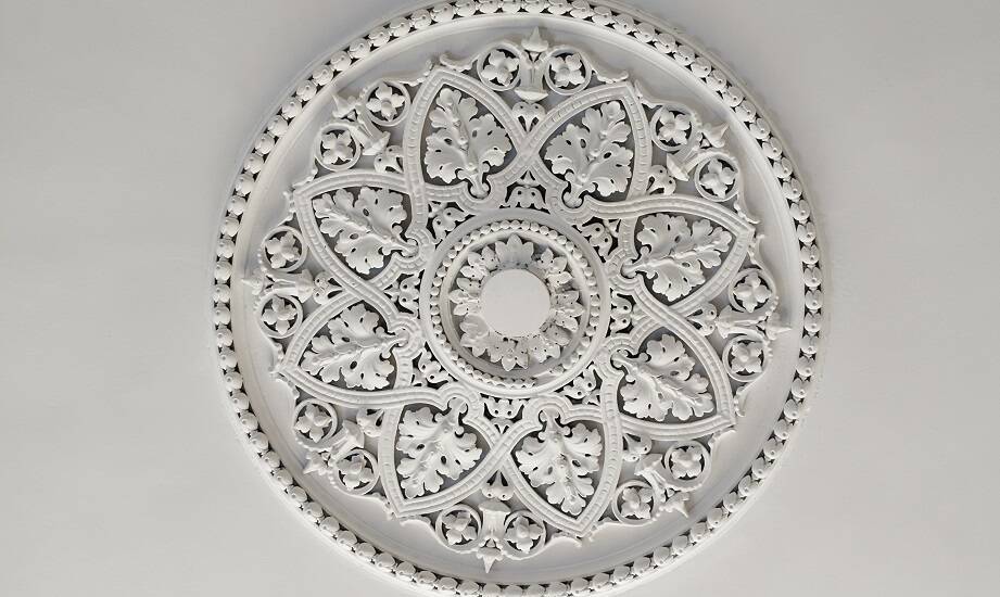 Dekoracyjny ornament: Sztuka detalu w projektach prywatnych