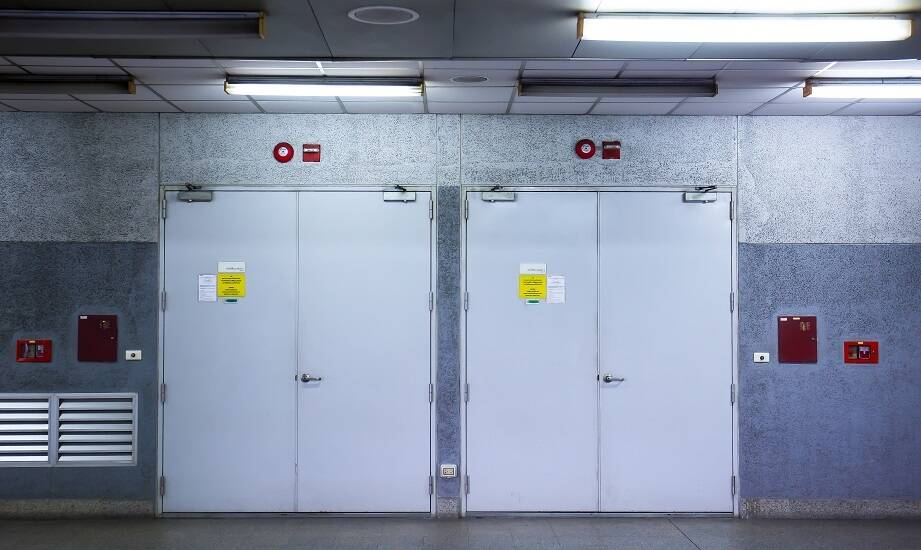 Jakie drzwi sprawdzą się w zakładzie mięsnym — rozwierane czy przesuwne?