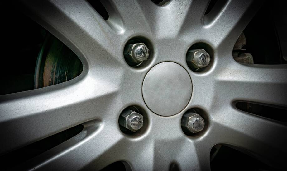 Dlaczego warto inwestować w wysokiej jakości nakrętki do kół samochodowych?