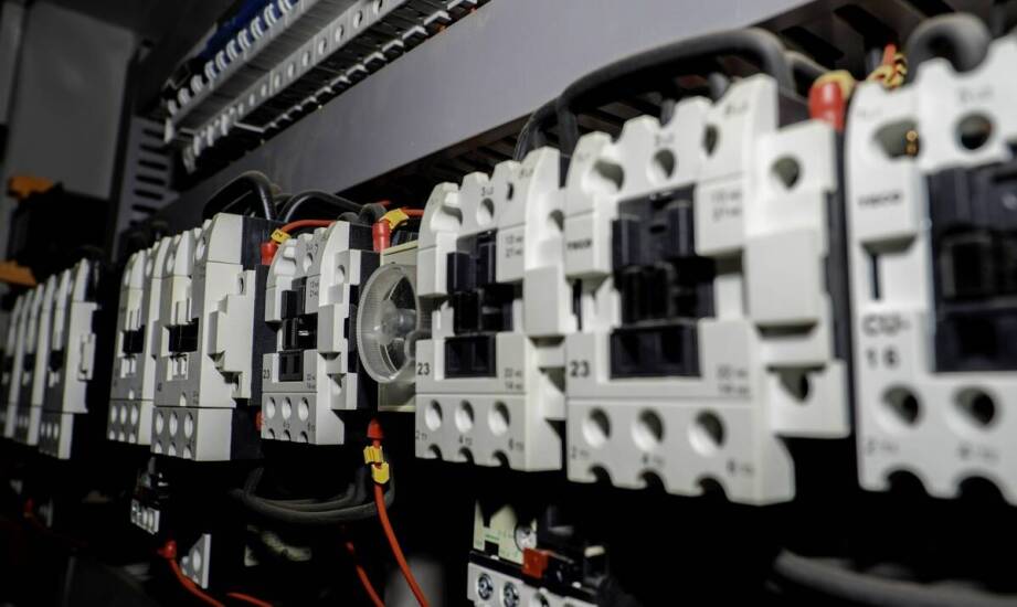 Zastosowanie przekaźników bezpieczeństwa w systemach zarządzania energią