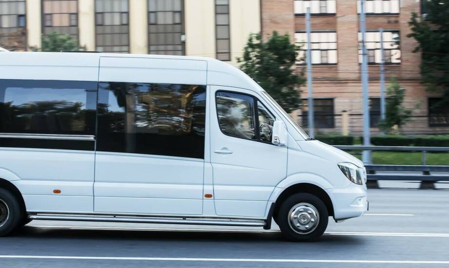 Przewóz osób busem na terenie kraju – co warto wiedzieć o ofercie?