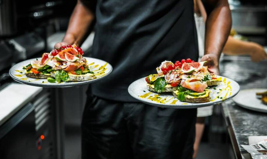 Profesjonalna obsługa kelnerska w domu weselnym