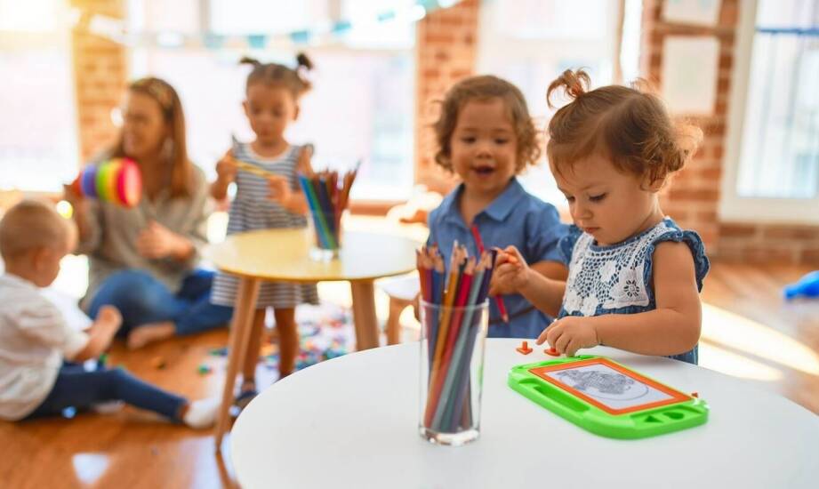 Przedszkole językowe: jak łączy edukację z zabawą?