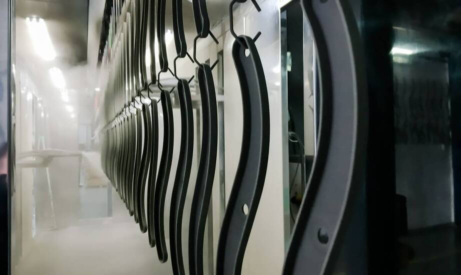 Rola lakierni proszkowej w produkcji bram – jakie korzyści przynosi?