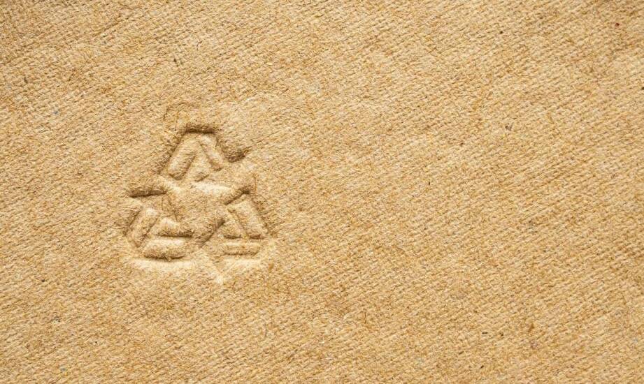 Jakie są zalety stosowania ręczników papierowych z recyklingu w miejscach pracy?