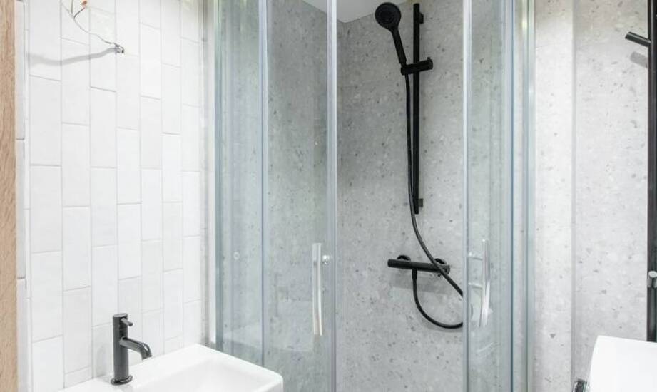 Doradztwo techniczne przy wyborze kabin sanitarnych: co warto wiedzieć?