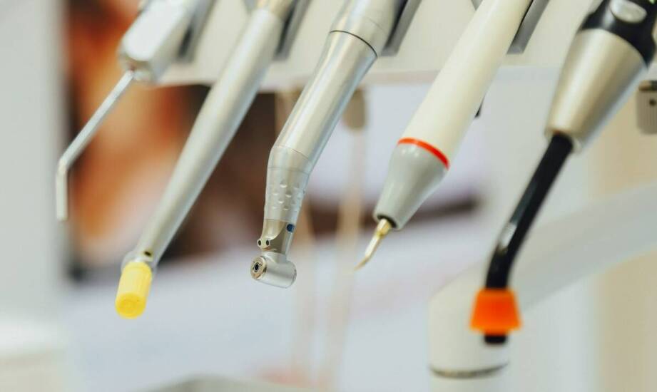 Jakie komplikacje mogą wystąpić podczas leczenia kanałowego pod mikroskopem?