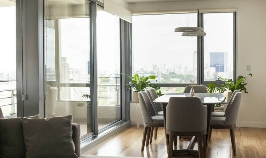 Moskitiera przesuwna – łatwe użytkowanie dla dużych przeszkleń