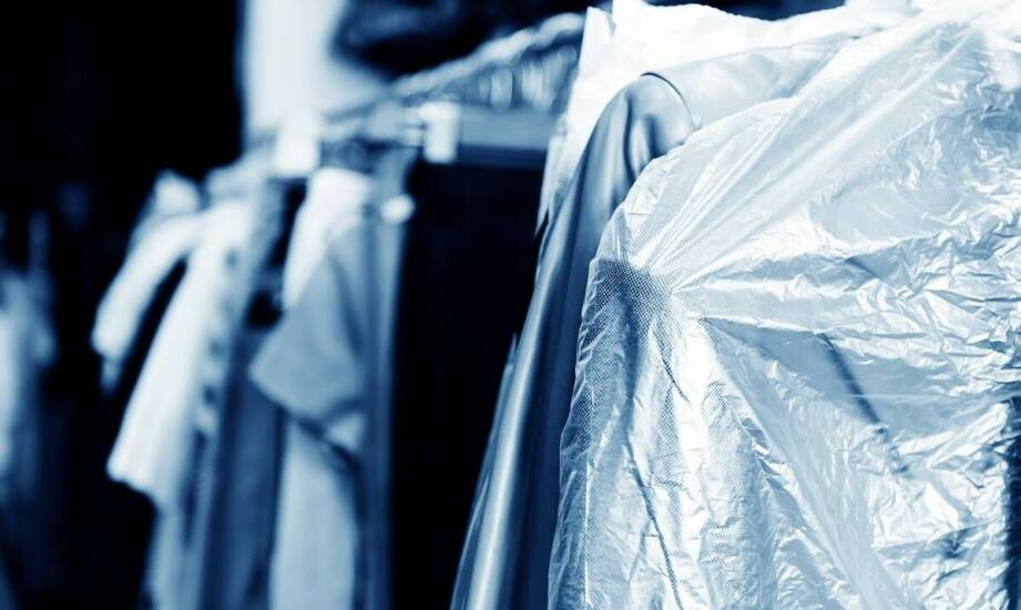 Jak różnorodność materiałów wpływa na cennik pralni chemicznej w Warszawie?