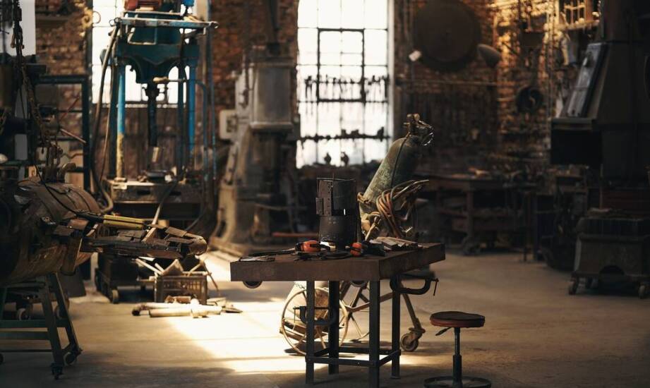 Porównanie ręcznych i automatycznych gilotyn do cięcia blachy – co wybrać?