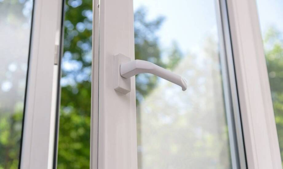 Okna PCV a ochrona przed wiatrem – jakie wybrać?