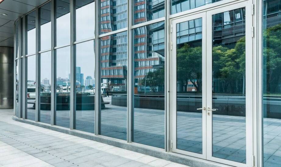 Rola drzwi zewnętrznych aluminiowych w bezpieczeństwie domu