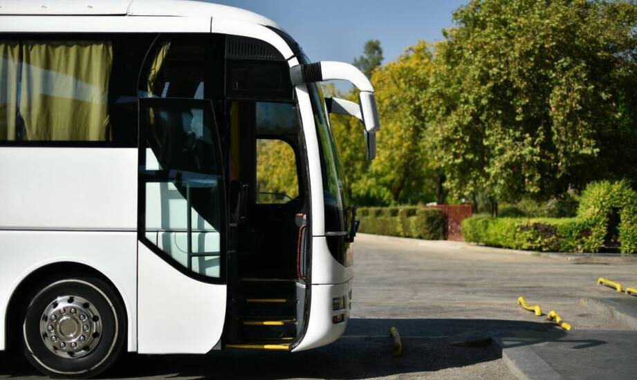 Transport na ślub i wesele – dlaczego warto wybrać firmę autokarową z Poznania?