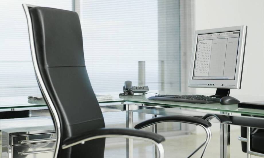 Fotele na kółkach – zalety modeli z regulacją podłokietników