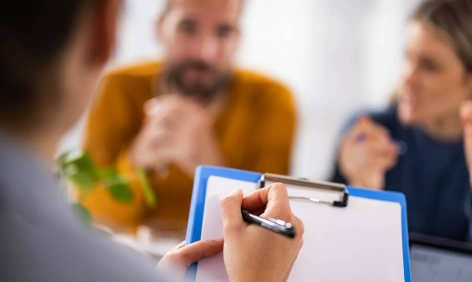 W jaki sposób terapia uzależnień od zakupoholizmu jest prowadzona w Poznaniu?