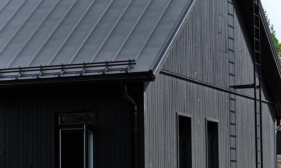 Porównanie trwałości elewacji z desek opalanych i innych materiałów elewacyjnych