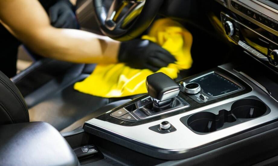 Jakie są najczęstsze błędy przy samodzielnym czyszczeniu wnętrza samochodu?