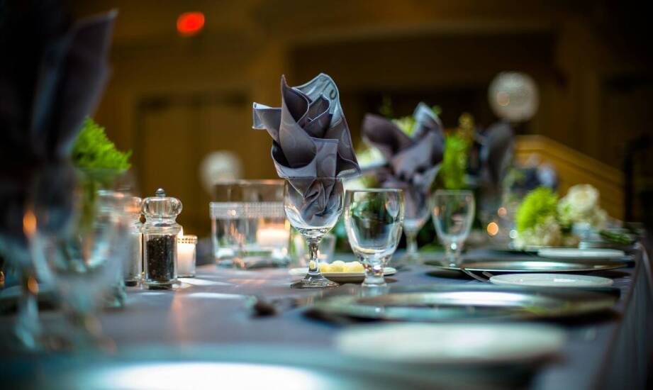 Jak serwetki materiałowe mogą podnieść prestiż Twojego lokalu?