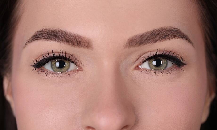 Jakie są kluczowe zalety makijażu permanentnego w porównaniu do tradycyjnego makijażu?