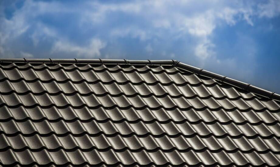 Dlaczego lekkość blachodachówek ma znaczenie przy renowacji dachu?