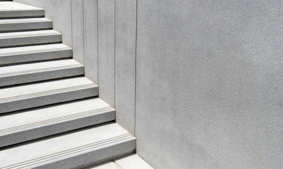 Jakie są przewagi tynku cienkowarstwowego silikonowego nad tradycyjnymi tynkami mineralnymi?