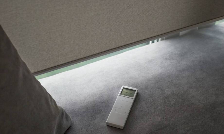 Rola rolet wewnętrznych dzień noc w aranżacji wnętrz minimalistycznych