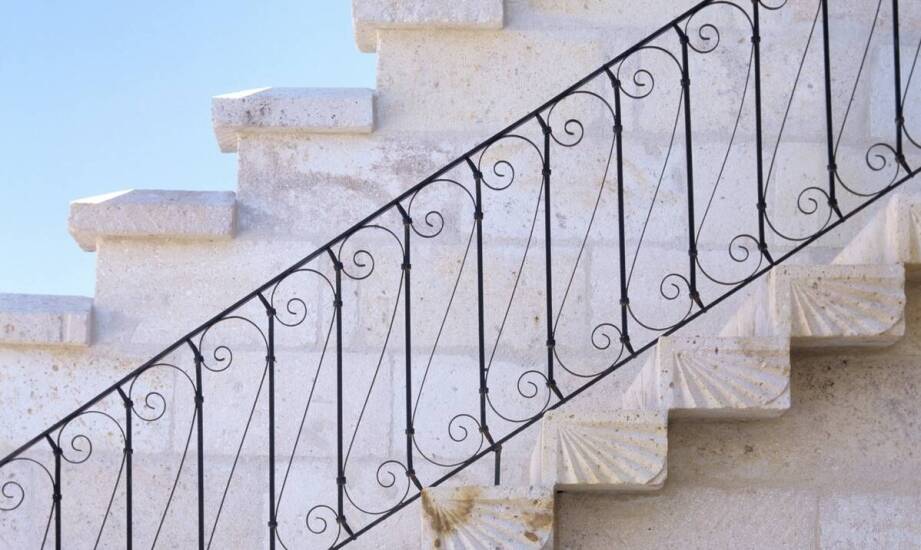 Granitowe schody zewnętrzne – odporność na warunki atmosferyczne