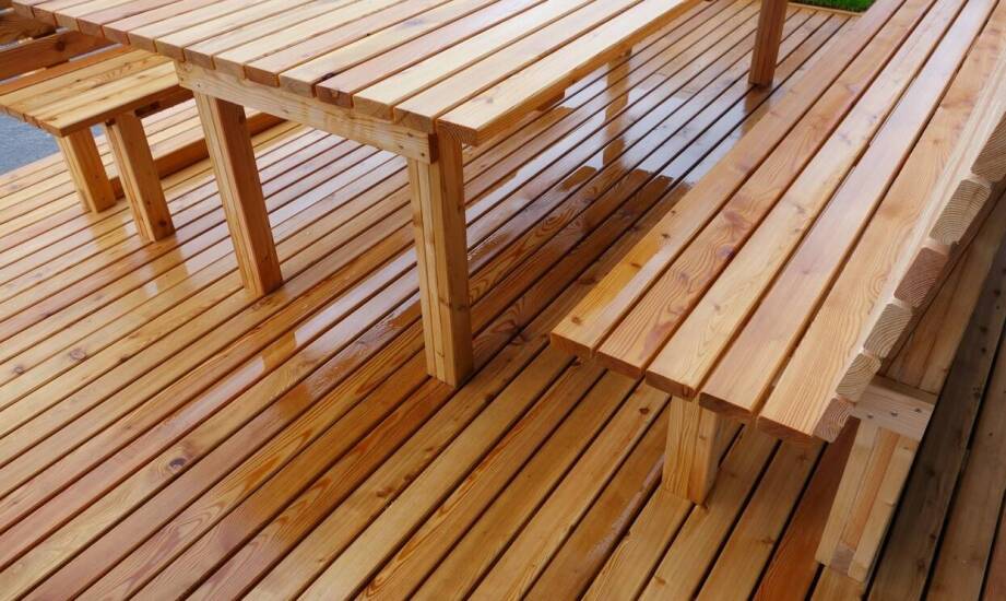 Jakie cechy decydują o wyborze deski tarasowej z sosny?