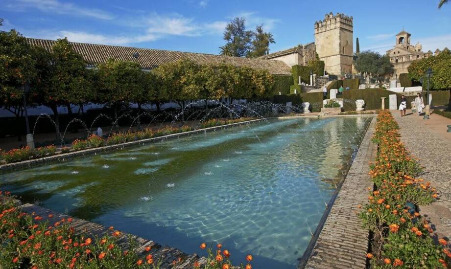 Kolorowe efekty w fontannach pływających – jak je osiągnąć?