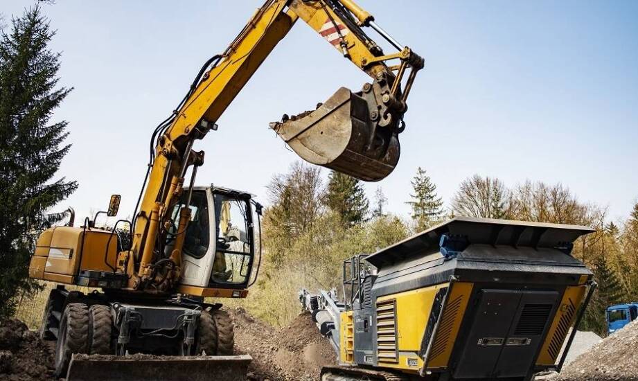 Jak wynajem kruszarki do betonu wpływa na logistykę budowy?