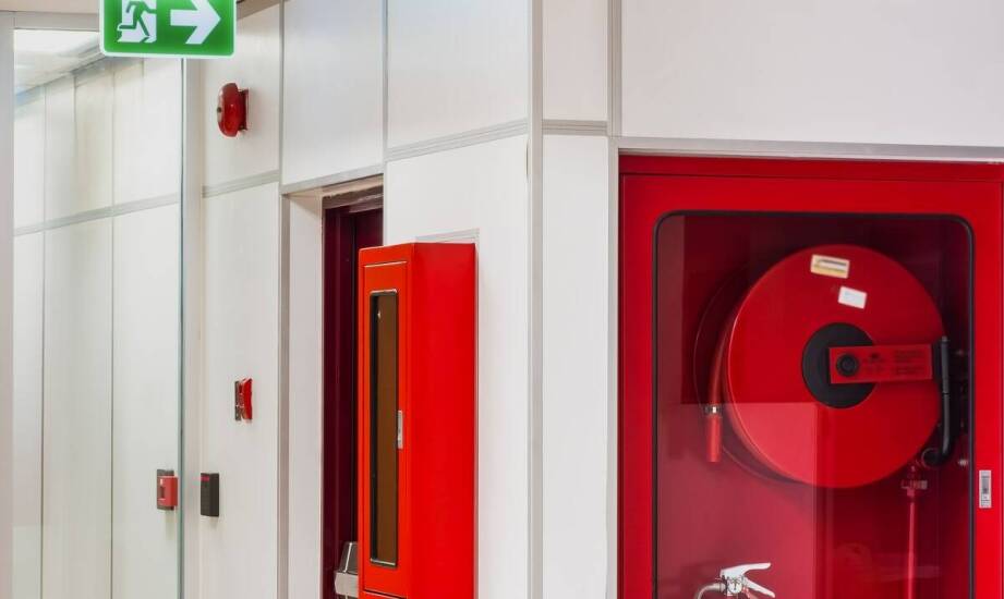 Wybór odpowiednich bram przeciwpożarowych do specyficznych warunków środowiskowych