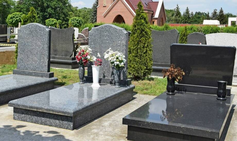 Najważniejsze aspekty do rozważenia przy projektowaniu nagrobków z granitu