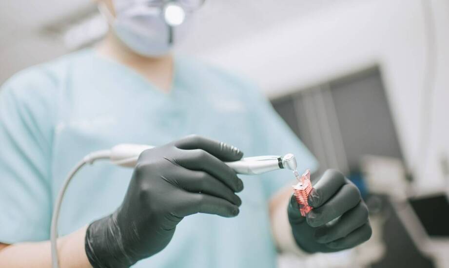 Wpływ nowoczesnych technologii na cenę implantu zęba