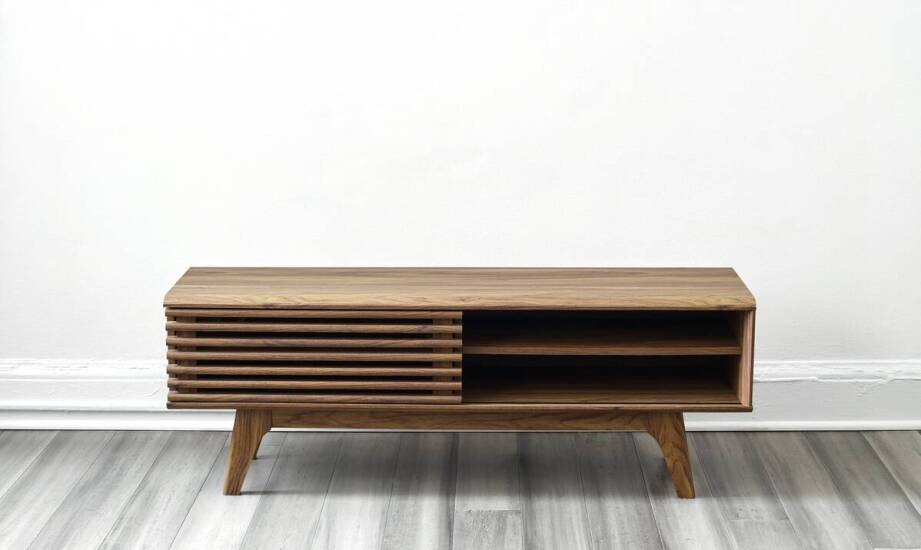 Jakie są zalety wyboru długowiecznych stolików drewnianych do salonu?