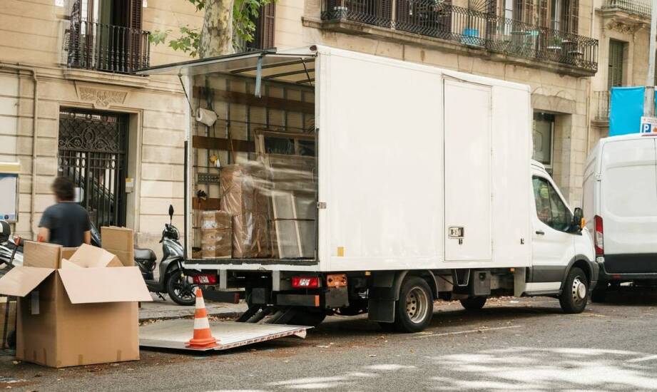 Wysyłka sprzętu AGD i RTV: jakie czynniki wpływają na wybór kuriera wielkogabarytowego?