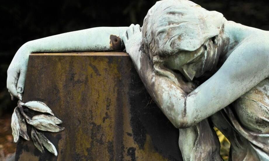 Jak dobrać kolorystykę zdjęcia nagrobkowego do stylistyki pomnika?