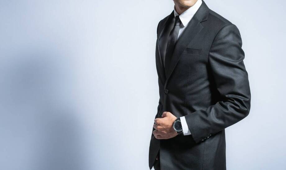 Jasny garnitur męski a dress code – jak nie popełnić faux pas?