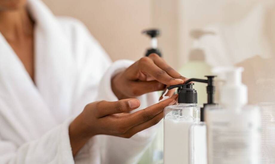 Jakie są najważniejsze właściwości lecznicze płynów z crotamitonem?