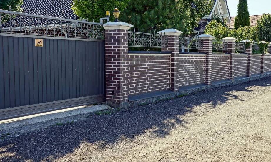 Zalety ogrodzeń z pustaków w porównaniu do tradycyjnych rozwiązań