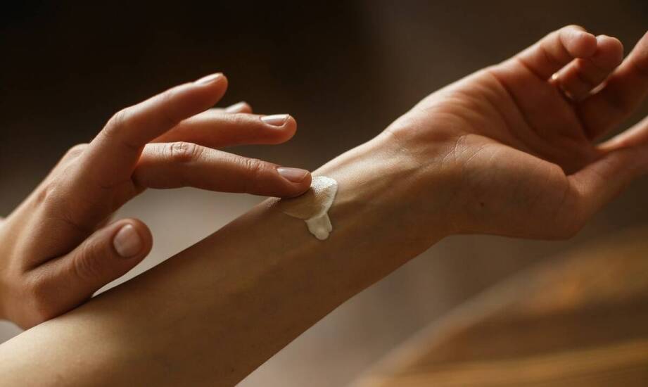 Crotamiton płyn – jak wspiera proces gojenia zmian skórnych?