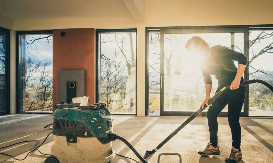 Czyszczenie wykładzin biurowych – jakie znaczenie ma regularna konserwacja?